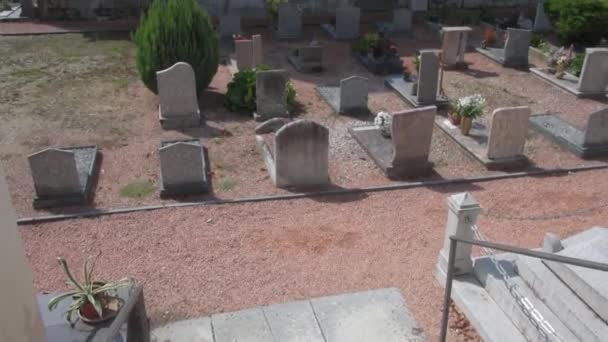 Över Kyrkogården Med Gravar Och Gravstenar — Stockvideo