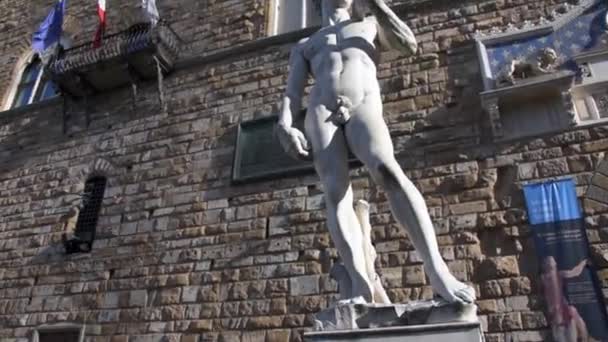 フィレンツェの古い建物のファサードの前の彫像トスカーナ — ストック動画
