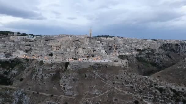 位于Basilicata一个岩石露头上的Matera城的景观 — 图库视频影像