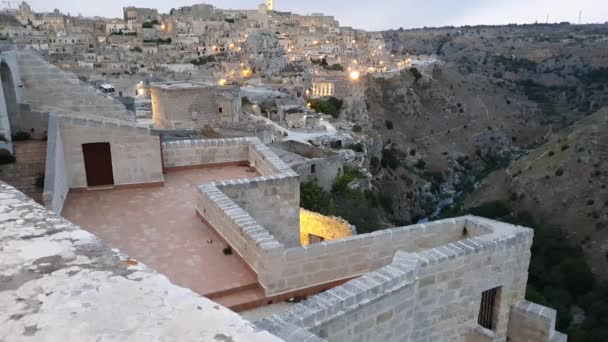 Matera Şehrinin Basilicata Daki Kayalık Bir Çıkıntının Üzerindeki Sassi Manzarası — Stok video
