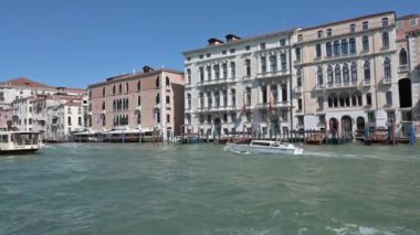 Venedik 'teki büyük kanalda bir gezi.