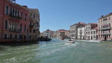Venedik 'teki büyük kanalda bir gezi.