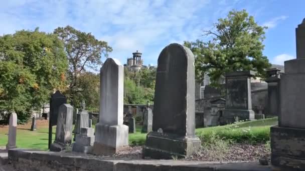 漫步在爱丁堡公墓 那里有着最丰富的历史和恐怖 — 图库视频影像