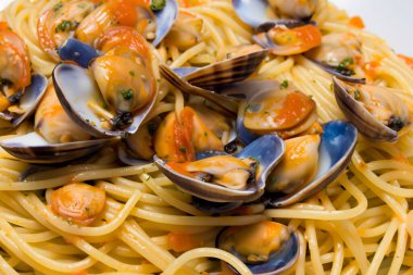 Deniz ürünleri soslu ve midyeli spagetti.