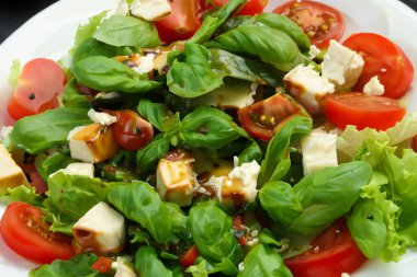 Domatesli Akdeniz salatası mozzarella maydanoz ton balığı ve zeytin.