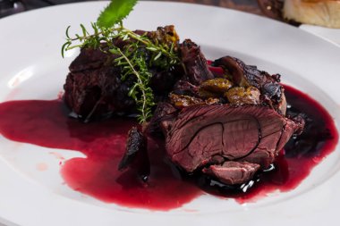 Barolo 'da pişirilen tipik bir Piedmontese tarifi; eşanlamlı şarapta uzun süre pişirilen bir güveç..