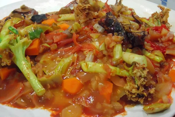 Kaynamış sebzeli yemek.