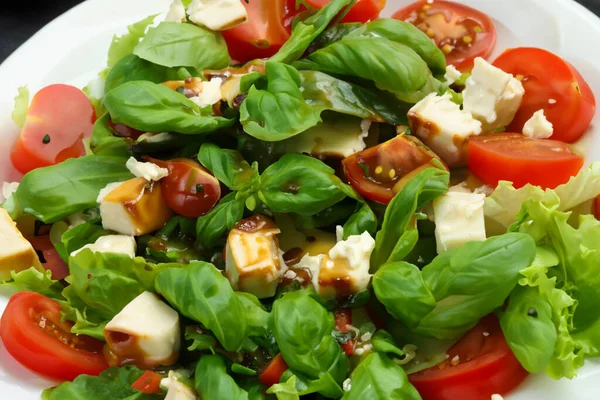 Domatesli Akdeniz salatası mozzarella maydanoz ton balığı ve zeytin.