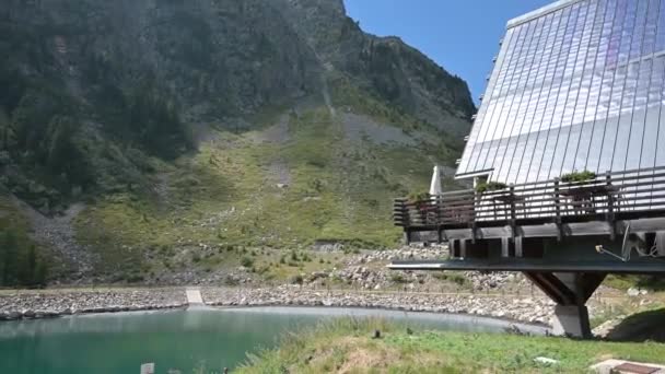 Refugio Casa Armadura Suspendida Frente Del Lago Artificial — Vídeo de stock