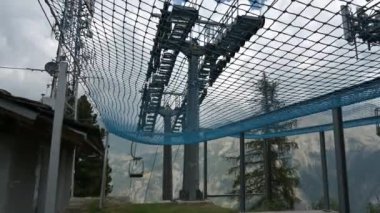 Yükseklik farkları olan ve erişilmesi zor alanlarda insanları taşımak için kullanılan teleferik