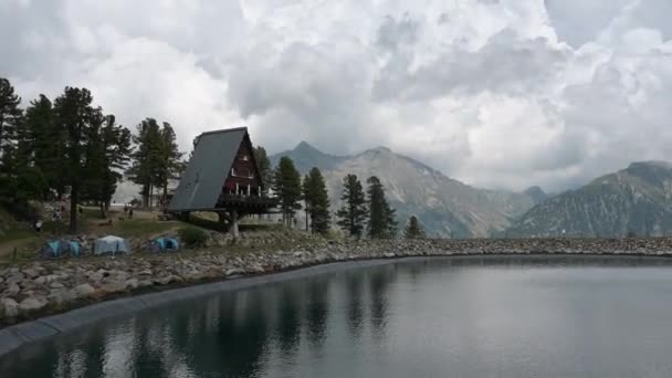 人工湖前悬吊桁架房屋遮蔽物 — 图库视频影像