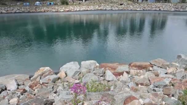 Refugio Casa Armadura Suspendida Frente Del Lago Artificial — Vídeos de Stock