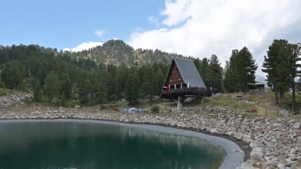 Abrigo Casa Treliça Suspensa Frente Lago Artificial — Vídeo de Stock