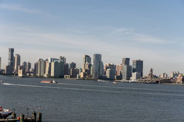 Hudson Nehri manzarası New York silueti arka planında