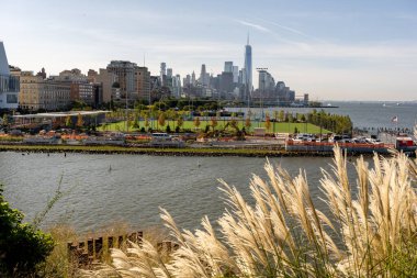 Hudson Nehri manzarası New York silueti arka planında
