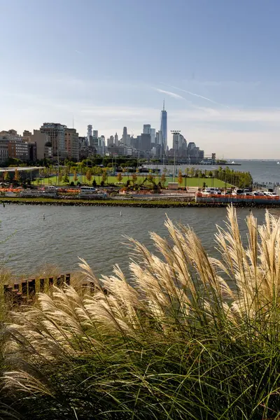 Hudson Nehri manzarası New York silueti arka planında
