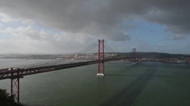 25 Aprile köprüsü, Tagus Nehri üzerinde bir asma köprüdür.