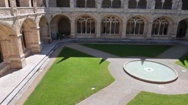 Jernimos Manastırı Lizbon şehrinde yer almaktadır.