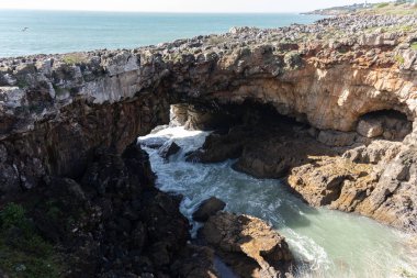 Cehennem Ağzı, Portekiz 'in Cascais şehrinin kıyısında bulunan bir yarık.