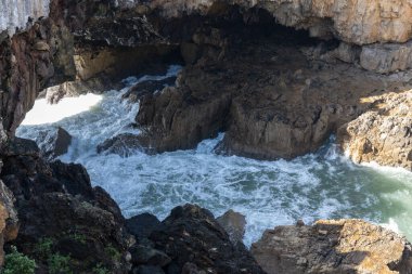 Cehennem Ağzı, Portekiz 'in Cascais şehrinin kıyısında bulunan bir yarık.