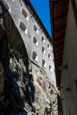 Ozan kalesinin içi görünüyor.