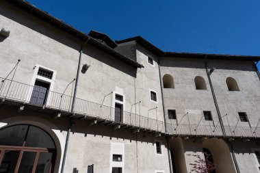 Ozan kalesinin içi görünüyor.