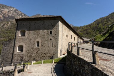 Ozan kalesinin içi görünüyor.