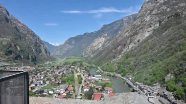 Ozan kalesinden görünen Aosta Vadisi 'nin panoraması
