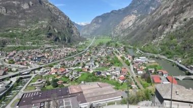 Ozan kalesinden görünen Aosta Vadisi 'nin panoraması