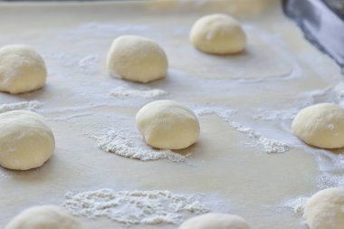 Pizza için hamur hazırlama