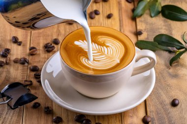 Sabah kahvaltısı için kahveye süt döküldü.