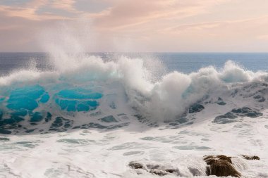 Okyanus dalgaları sahile ya da kayalara çarpıyor
