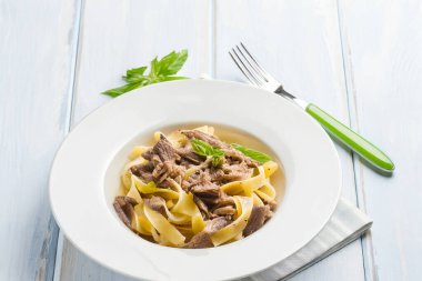 Pappardelle ile yaban domuzu ve benekli yemek