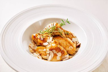 Bademli tavuklu yemek.