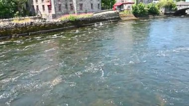 Nehirli tipik İrlanda manzarası