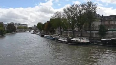 Paris 'te Seine nehri boyunca yürü.