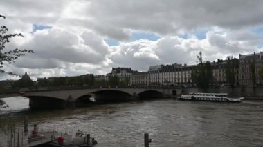 Paris 'te Seine nehri boyunca yürü.