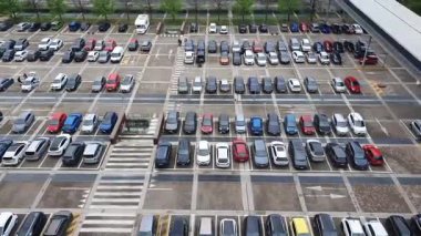 Otopark alanı park araçlarına ayrılmış