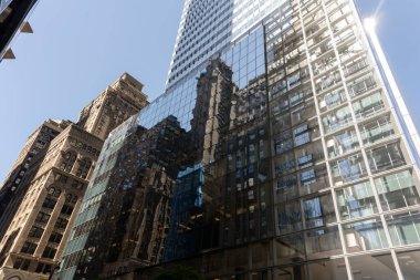 New York 'un gökdelenleri, modern bir tasarım ve dikkate değer bir yükseklikle karakterize edilen büyük etkiye sahip dikey mimari yapılardır.