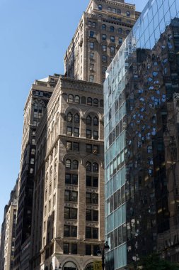 New York 'un gökdelenleri, modern bir tasarım ve dikkate değer bir yükseklikle karakterize edilen büyük etkiye sahip dikey mimari yapılardır.