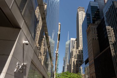 New York 'un gökdelenleri, modern bir tasarım ve dikkate değer bir yükseklikle karakterize edilen büyük etkiye sahip dikey mimari yapılardır.