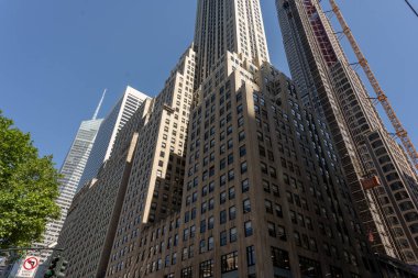 New York 'un gökdelenleri, modern bir tasarım ve dikkate değer bir yükseklikle karakterize edilen büyük etkiye sahip dikey mimari yapılardır.