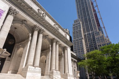 New York 'un gökdelenleri, modern bir tasarım ve dikkate değer bir yükseklikle karakterize edilen büyük etkiye sahip dikey mimari yapılardır.