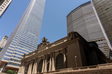 New York 'un gökdelenleri, modern bir tasarım ve dikkate değer bir yükseklikle karakterize edilen büyük etkiye sahip dikey mimari yapılardır.