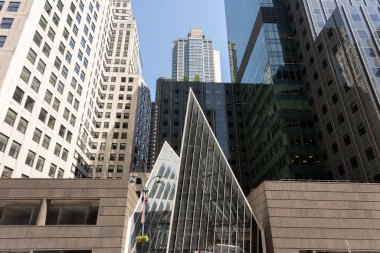 New York 'un gökdelenleri, modern bir tasarım ve dikkate değer bir yükseklikle karakterize edilen büyük etkiye sahip dikey mimari yapılardır.