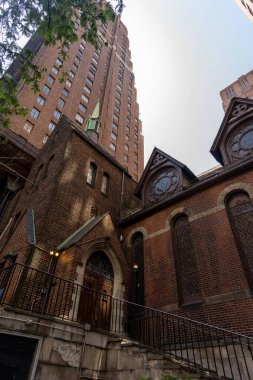 New York 'un gökdelenleri, modern bir tasarım ve dikkate değer bir yükseklikle karakterize edilen büyük etkiye sahip dikey mimari yapılardır.