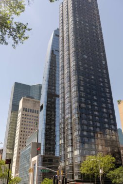 New York 'un gökdelenleri, modern bir tasarım ve dikkate değer bir yükseklikle karakterize edilen büyük etkiye sahip dikey mimari yapılardır.