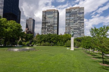 New York 'un gökdelenleri, modern bir tasarım ve dikkate değer bir yükseklikle karakterize edilen büyük etkiye sahip dikey mimari yapılardır.