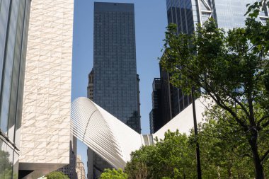 New York 'un gökdelenleri, modern bir tasarım ve dikkate değer bir yükseklikle karakterize edilen büyük etkiye sahip dikey mimari yapılardır.