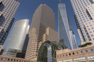 New York 'un gökdelenleri, modern bir tasarım ve dikkate değer bir yükseklikle karakterize edilen büyük etkiye sahip dikey mimari yapılardır.